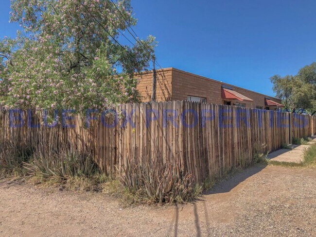 Building Photo - 2 Bedroom Duplex Remolded
