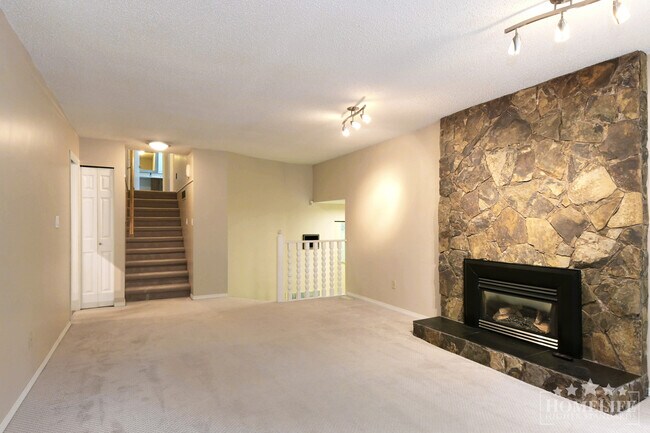 Building Photo - 3 Bed, 3 Bath Home for Rent in South Surrey!