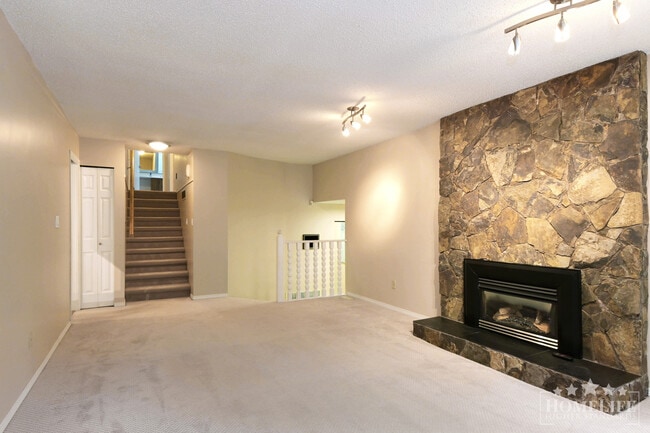 Photo du bâtiment - 3 Bed, 3 Bath Home for Rent in South Surrey!