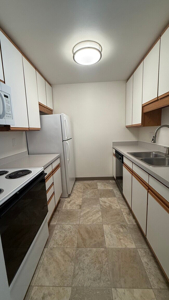Apartamento de 1 dormitorio en planta baja | Cocina - Terraza en Cedar Glen | Apartamentos Cross Plains - Elkhorn Village
