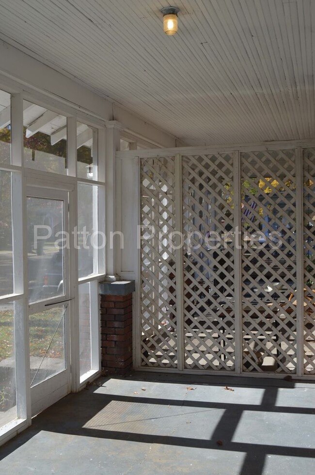Building Photo - 1315-1317 Summerville Avenue - Inside CoC ...