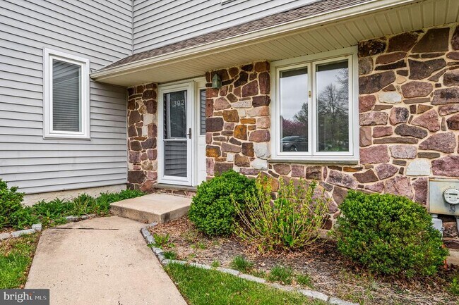 Building Photo - 302 Pinebrooke Cir
