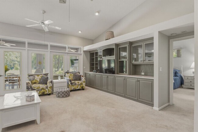 Building Photo - Must See Immaculate 3/2 Rainbow Springs with Lanai