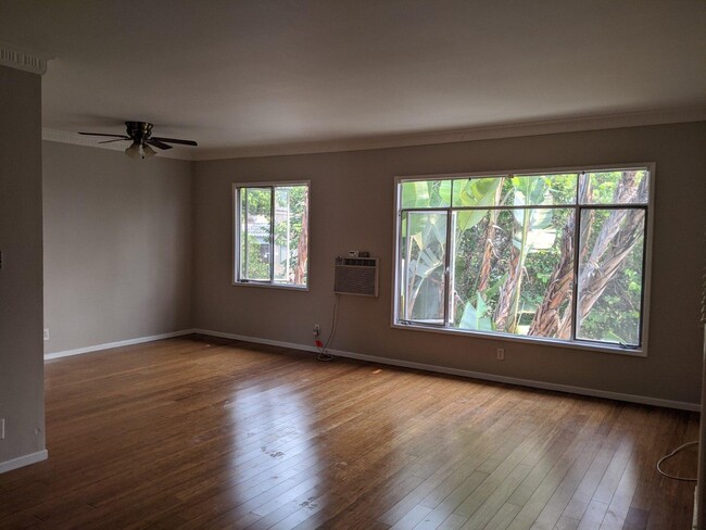 living area - 1111 Larrabee St