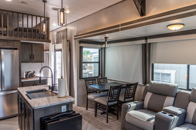 Foto del edificio - 13617 E 49th St