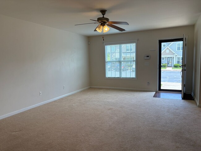 Building Photo - 3 Bedroom, 2.5 Bathroom Townhouse in High ...