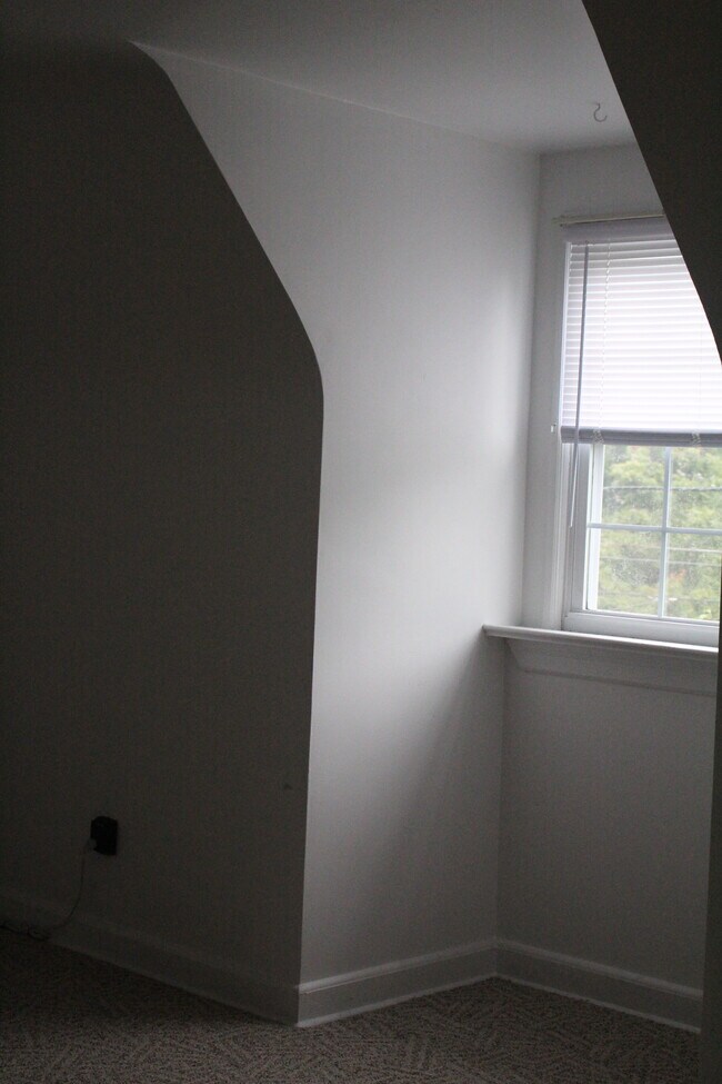 Interior view of large bedroom - 513 Concord Ave