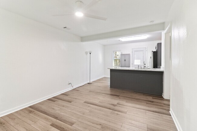 Foto del edificio - 839 Commodore Dr NW