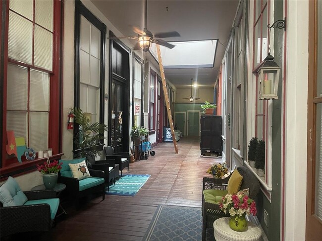 Building Photo - 2116 The Strand