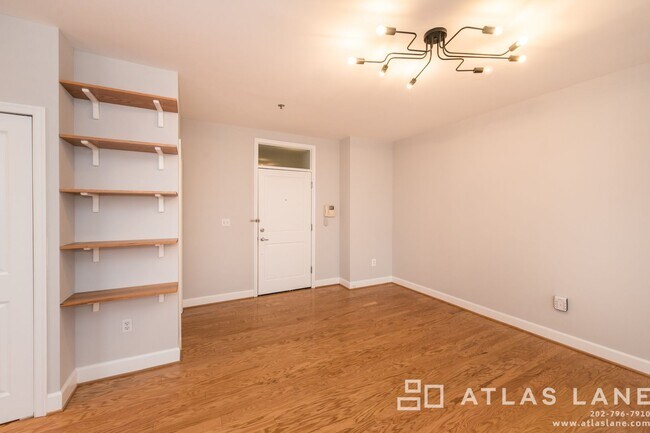 Foto del edificio - 1 Bed/1 Bath off 14th St NW!