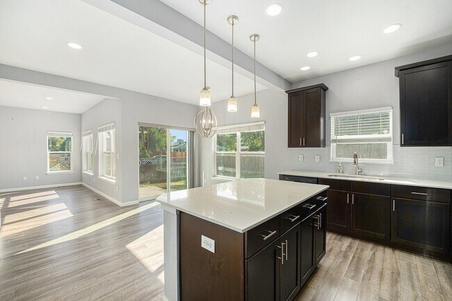 Foto del edificio - Bright & Spacious 3-Bedroom Home on a Corn...