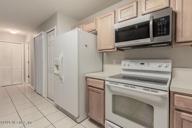 Foto del edificio - 7920 MERRILL Rd