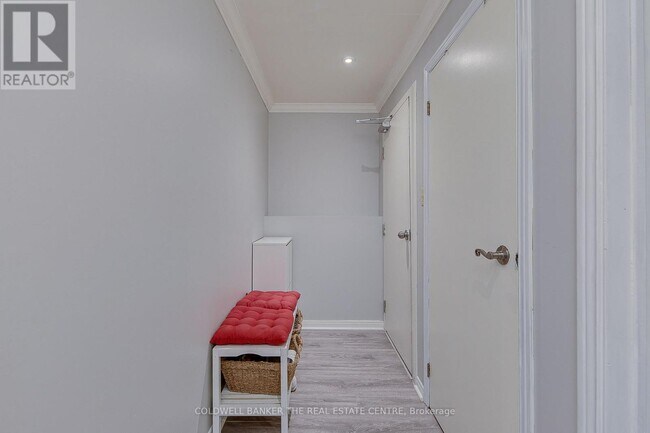 Photo du bâtiment - 64 McConkey Pl