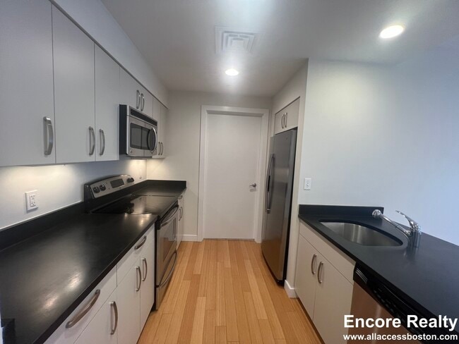 Building Photo - 601 Albany St