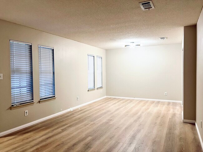 Building Photo - 4420 Eastpointe Dr