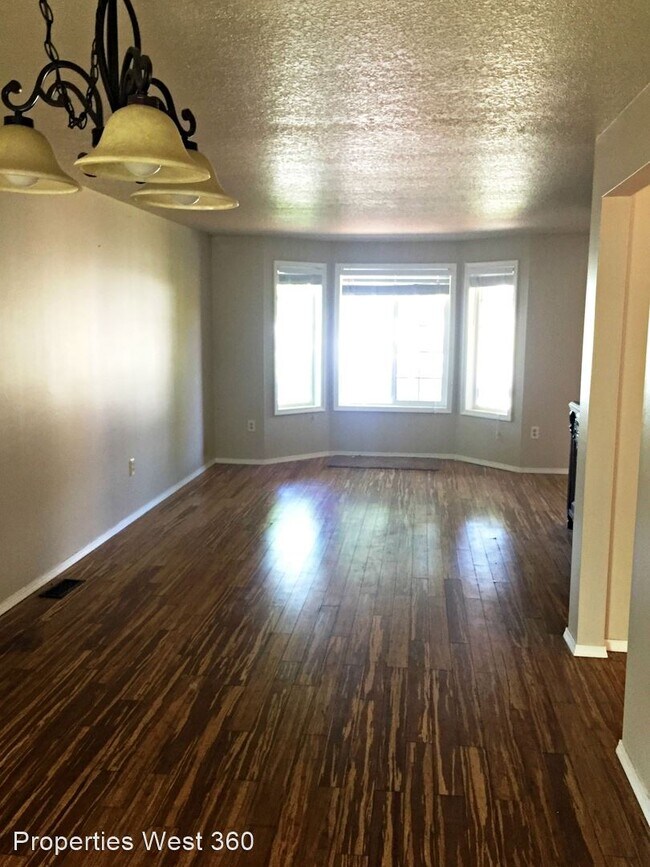 Building Photo - 4 br, 2.5 bath House - 2121 NW Douglas Loop