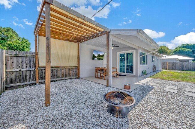 Building Photo - 1631 SE Minorca Ave