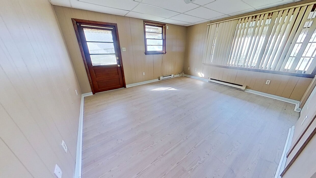 Building Photo - First-Floor Studio Apartment