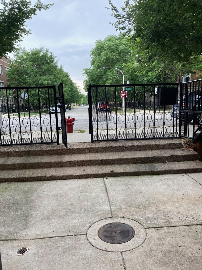 Building Photo - 1113 S Racine Ave