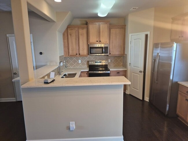 Building Photo - 3 bedrooms 2.5 Bath