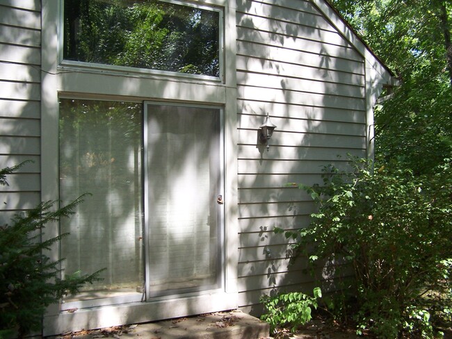 Building Photo - 12 E Clarkson Rd