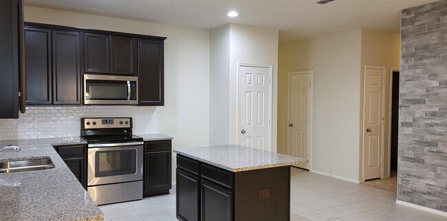 Building Photo - 2328 Barzona Dr