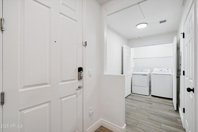 Foto del edificio - 5450 E Deer Valley Dr