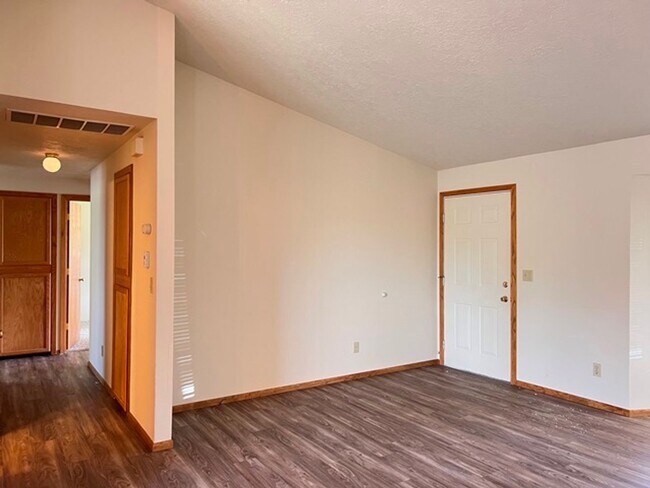 Building Photo - 3Bd/2Ba Single Story House - Available to ...