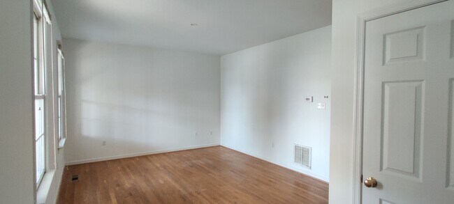 Foto del edificio - 3 bedroom home with covered porch and rear...