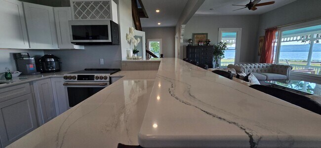 Foto del edificio - Beautiful waterfront Chateau. Short Term Retreat