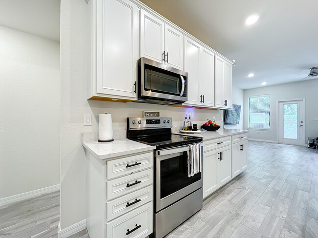 Building Photo - 2757 Troubadour St
