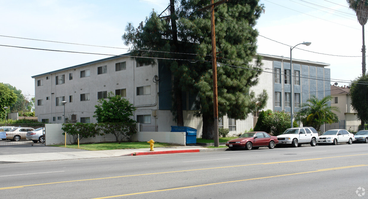 Building Photo - 6660 Woodman Ave