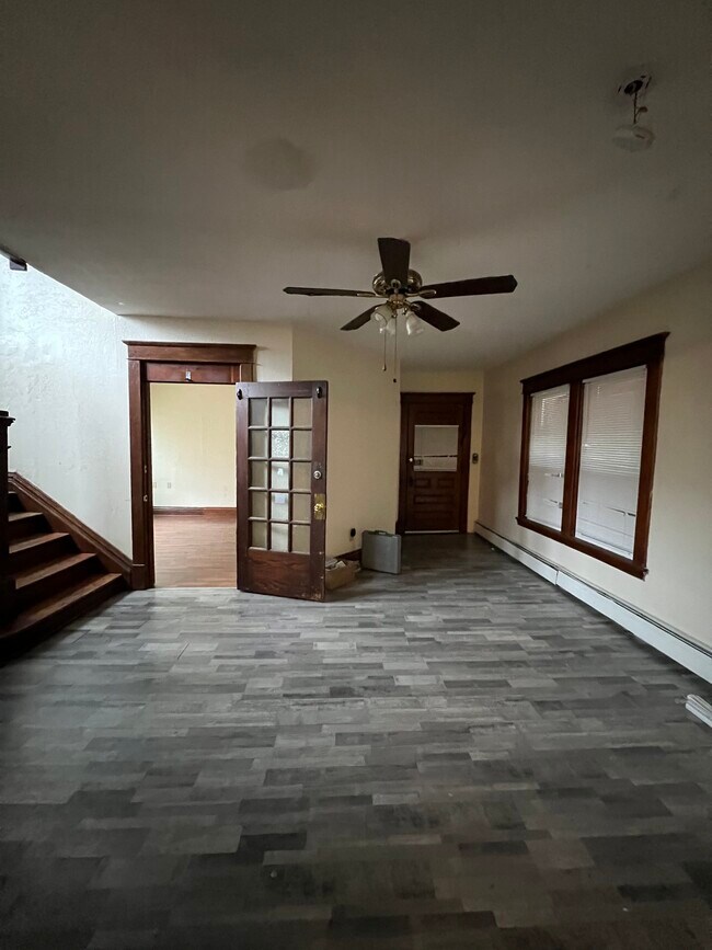 Primer piso - 1068 Elmwood Ave