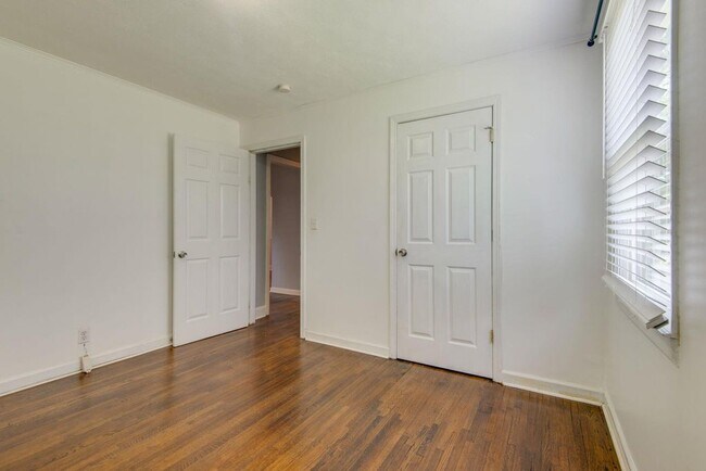 Building Photo - 1215 Kenmore Pl