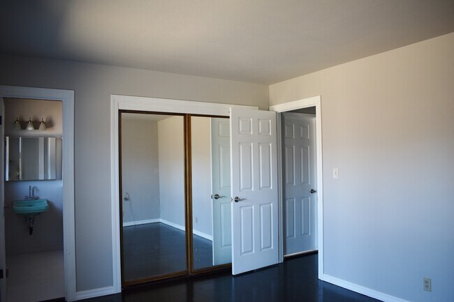 Building Photo - 5138 Eggers Dr