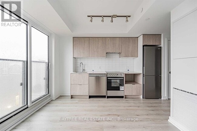 Building Photo - 395 Bloor St E