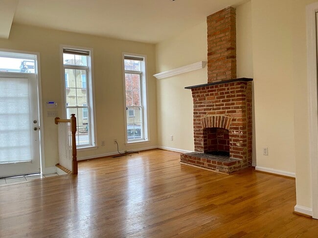 Building Photo - Gorgeous 2Bed/2.5Bath Townhome with Roofto...