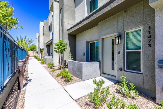 Building Photo - 3 Bed, 3 Bath Summerlin Townhome With 2 Ca...