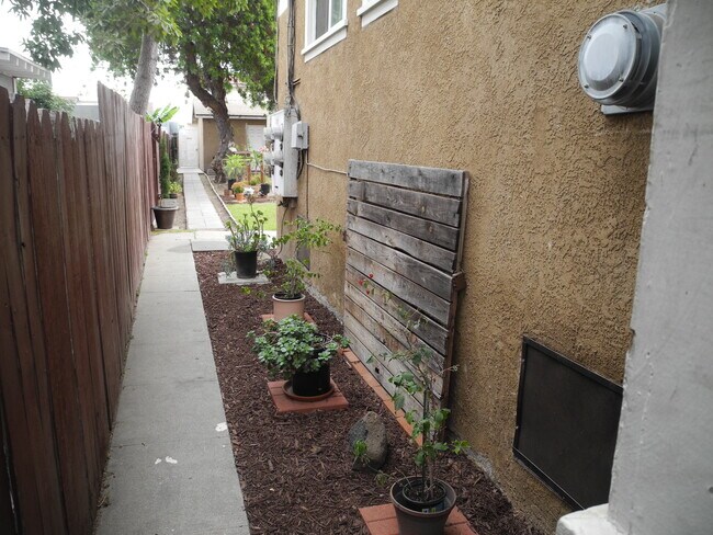 Lateral que conduce al jardín trasero. - 1934 Henderson Ave