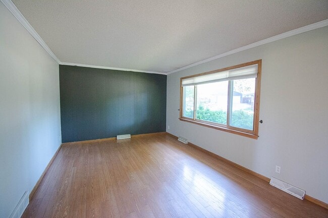Building Photo - 3bed 2bath Available For Rent in Easy Access Area!
