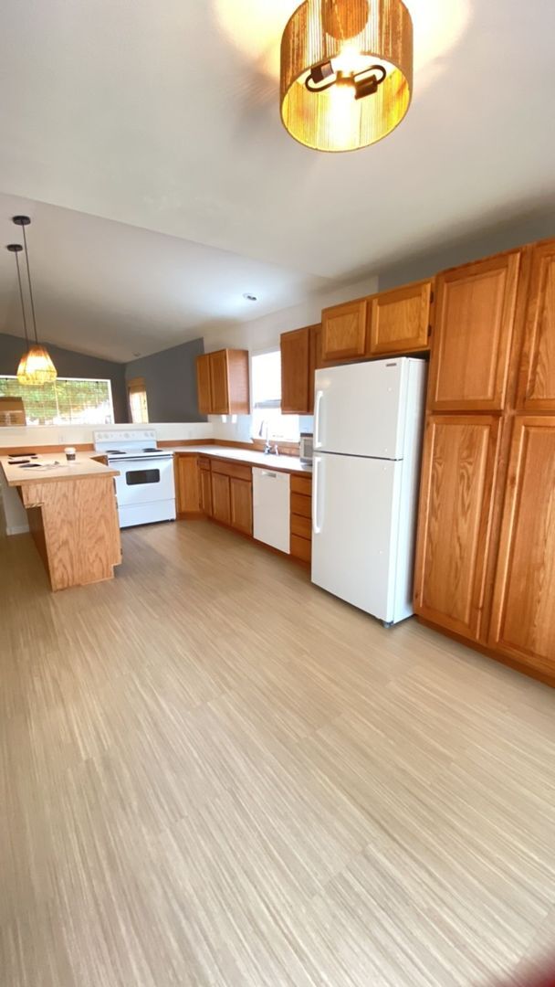 Foto del edificio - Rent Reduction! 3-Bed, 2-Bath Home with Mo...