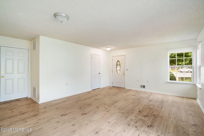 Building Photo - 7 Tamarack Ct