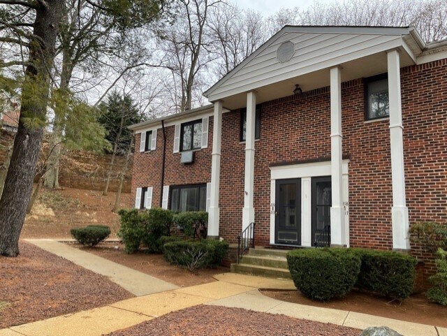 Quiet Second Floor End Unit - 220 Manor E