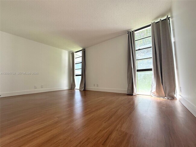 Foto del edificio - 3475 N Country Club Dr