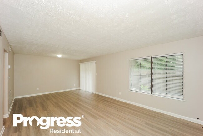 Foto del edificio - 244 Country Club Dr