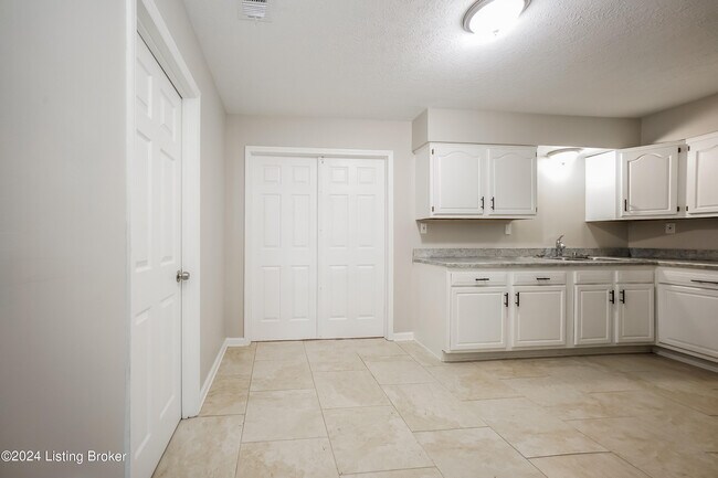 Building Photo - 5400 Chestnutwood Way