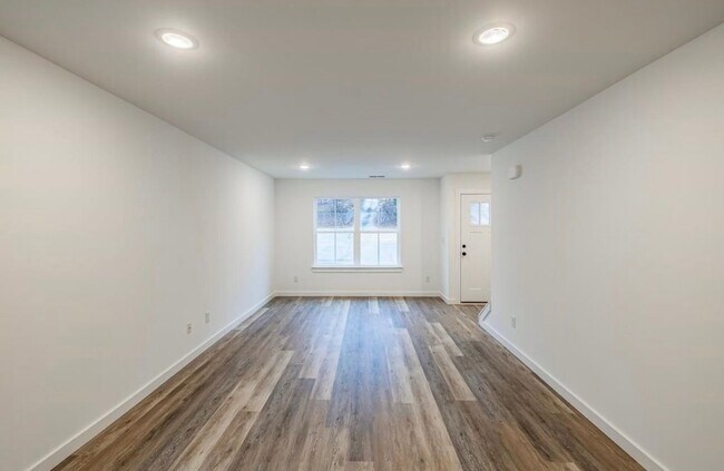 Building Photo - 267 Vanderbilt Rd