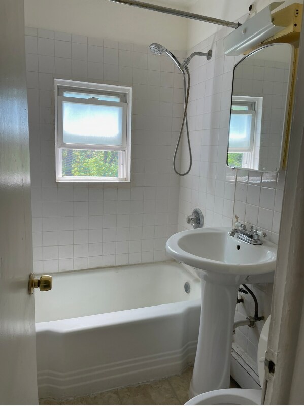 Foto del edificio - 446 Green Pond Rd