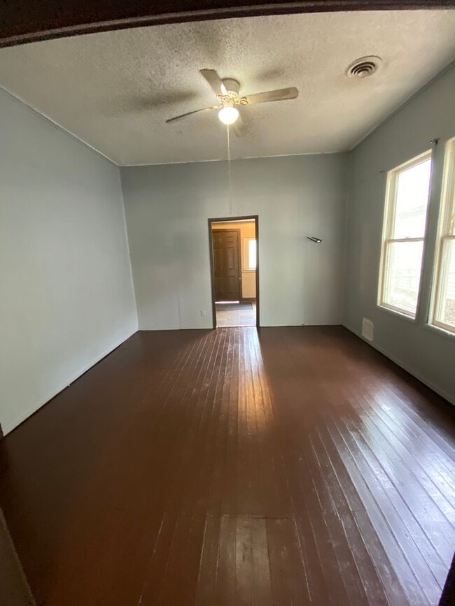 Building Photo - 2 BEDROOM 1 BATH