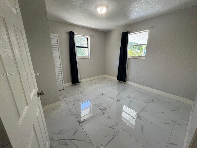 Foto del edificio - 437 NW 17th Ave